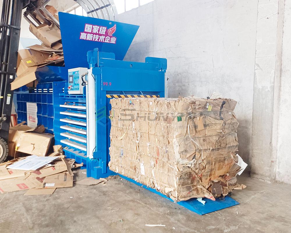 Heavy-duty horizontal baling machine for waste recycling and packaging.